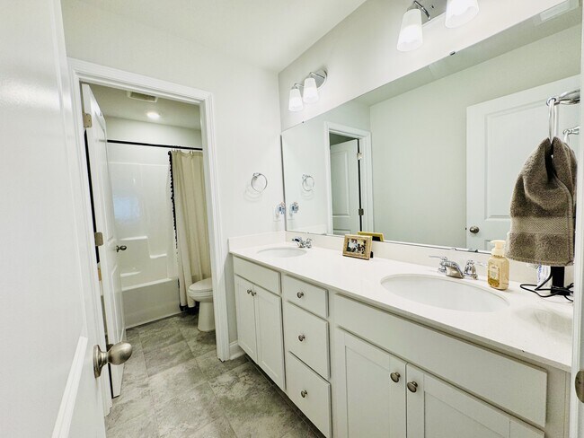 Building Photo - 2464 Campton Lp