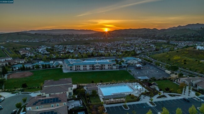 Building Photo - 2004 Drysdale St