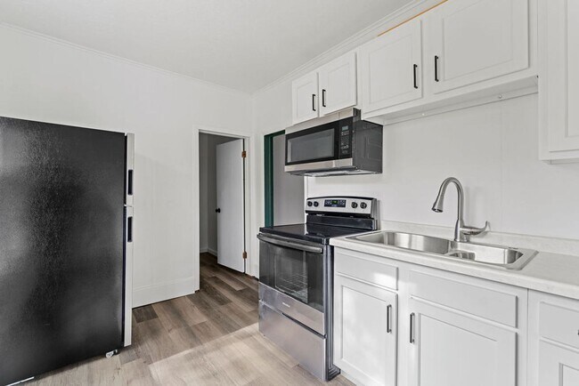Building Photo - 457 Ahnaip St