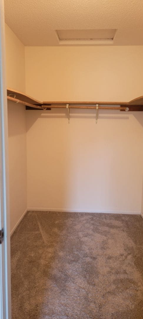 Building Photo - Newly Refreshed 2 bedroom in HOA