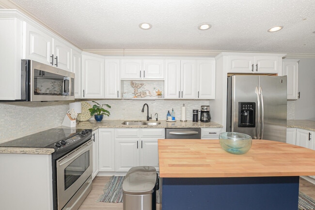 Building Photo - 110 SW Hideaway Pl