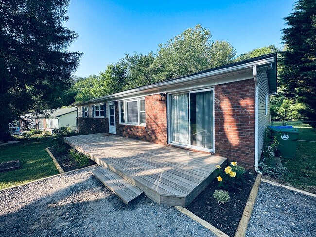 Building Photo - 3-Bedroom West Asheville Ranch with Bonus ...