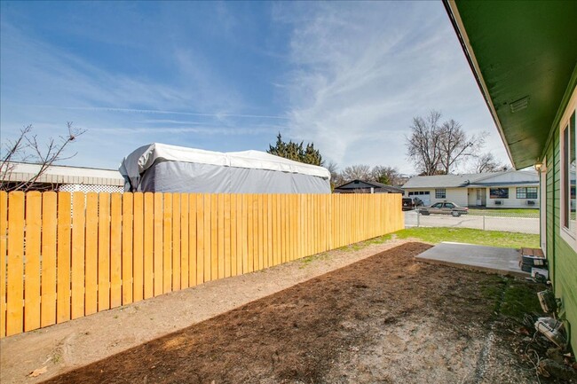 Building Photo - Newley Remodeled Duplex close to BSU