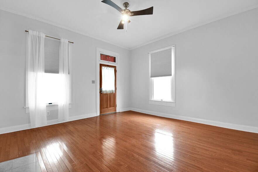 Building Photo - 450 E Beck St