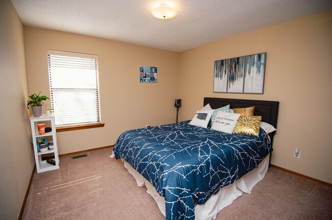 Building Photo - 4901 N Rogers Dr