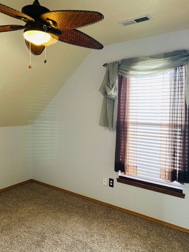 Building Photo - 3 Bed - 2 Bath - Fenced Yard