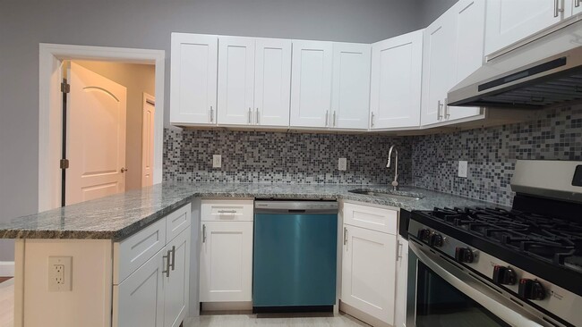 Building Photo - 100 Griffith St