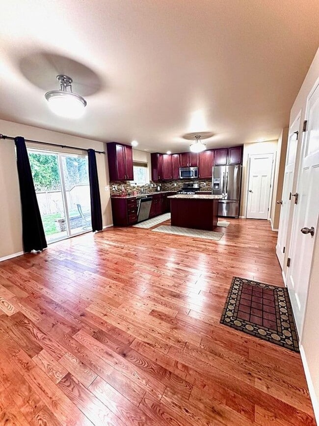 Building Photo - Beautiful 3 Bedroom Home on Greenbelt – Re...