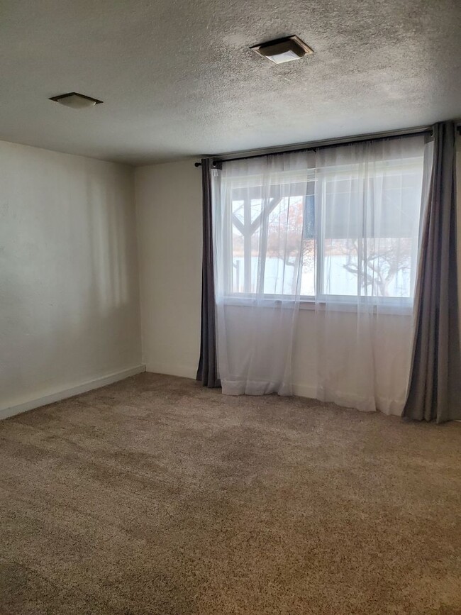 Building Photo - 2 Bedroom 1 Bath Lakefront w/all utilities...