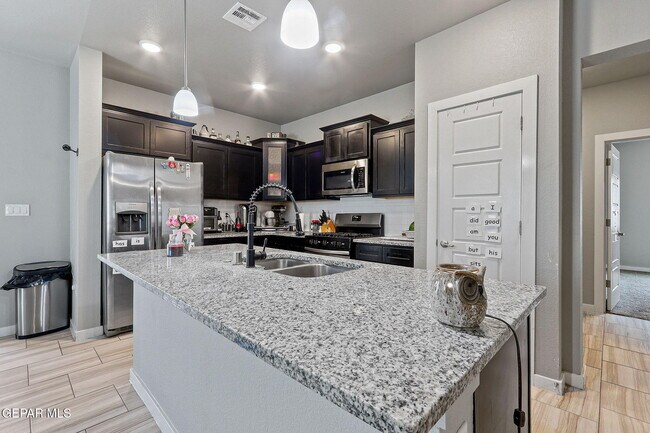 Building Photo - 13925 Lago Vista Ave