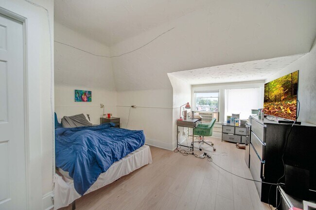 Building Photo - Massive Newly Renovated 11-Bedroom House o...