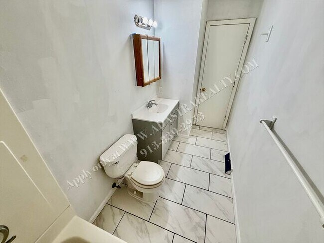 Building Photo - Beautiful 2 Bedroom Home in KCK-Available NOW!