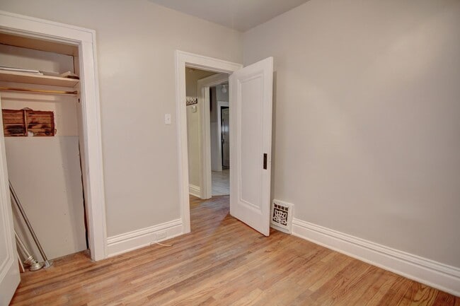 Building Photo - Nicely remodeled 2 bedroom 1 bath home in ...
