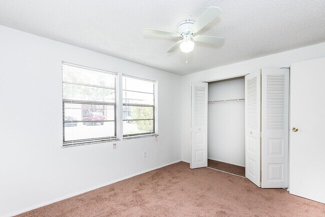 Building Photo - IDEAL CENTRAL LOCATION IN PORT CHARLOTTE