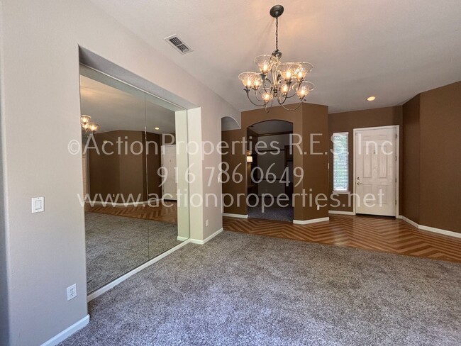 Building Photo - Single Story, Possible In-law or Great Hom...