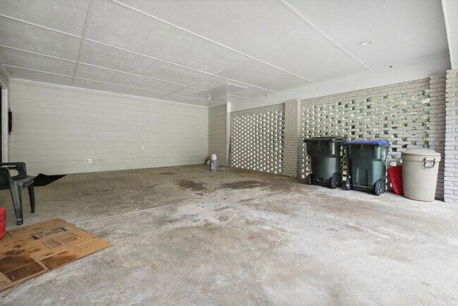 Building Photo - 1795 Queens Way