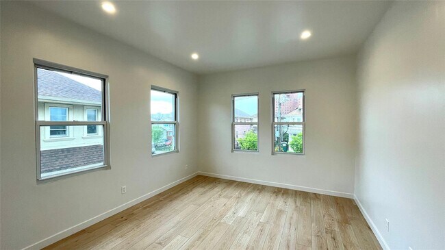 Building Photo - 318 Beach 69th St