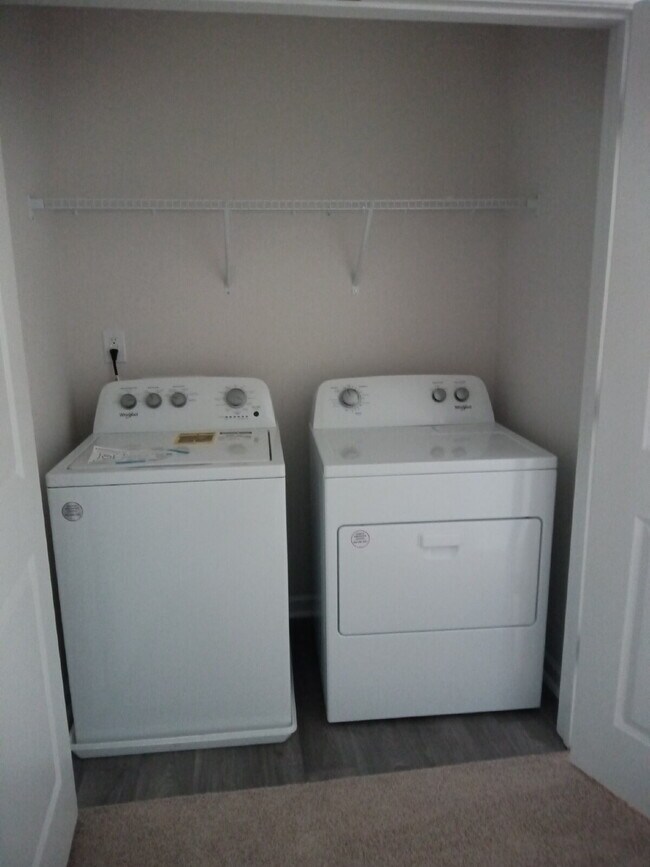 Building Photo - "Charming 3-Bed Townhouse with Granite Accents on Amberview Lane, Kernersville!"