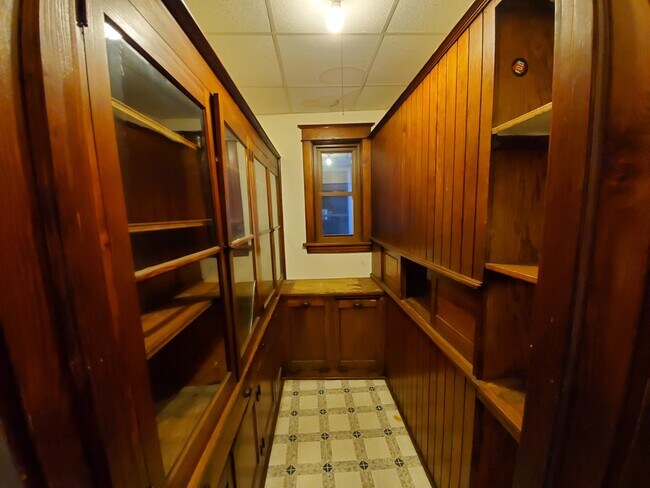 Building Photo - AVAILABLE DECEMBER! - 4 Bed 1.5 Bath Home!