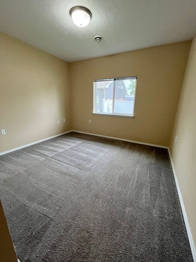 Building Photo - 2 Bedroom Townhome In Lennox, SD!!