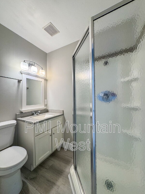 Building Photo - 524 8th St