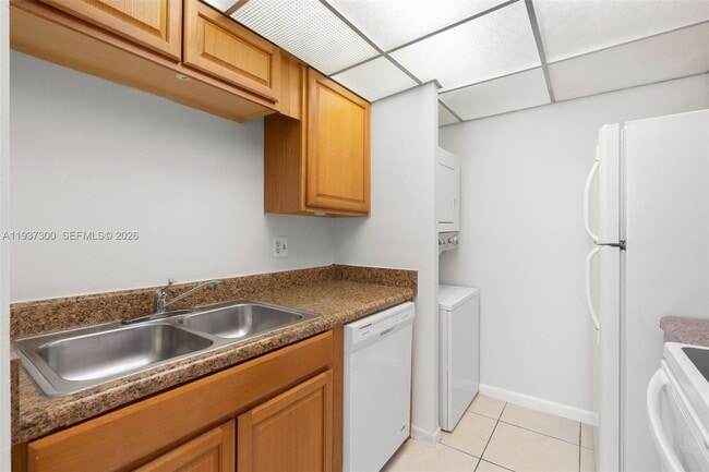 Building Photo - 10032 Twin Lakes Dr