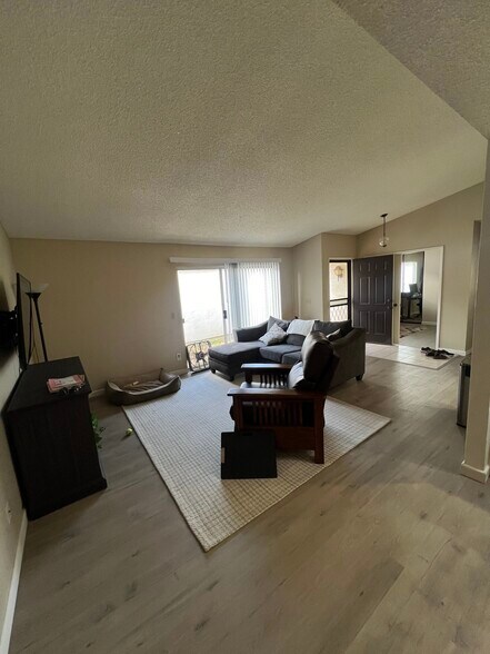 Building Photo - 4759 Gardenia St