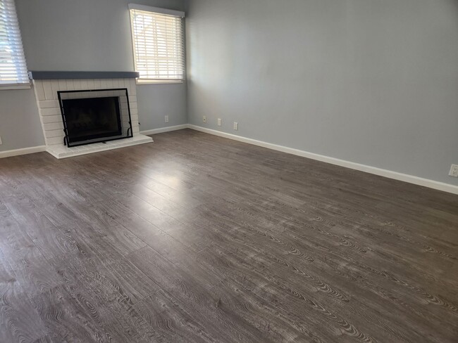 Building Photo - 512 Poinsettia Ave