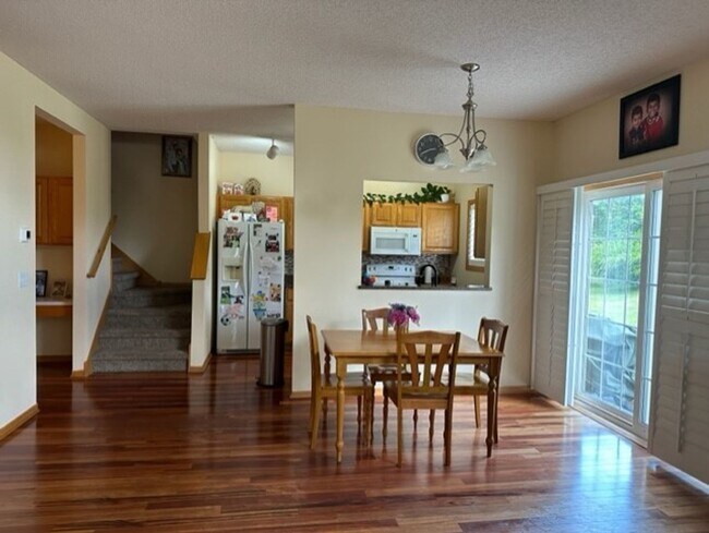 Building Photo - Very Spacious Townhome in great area in Apple Valley. Avail Oct 1