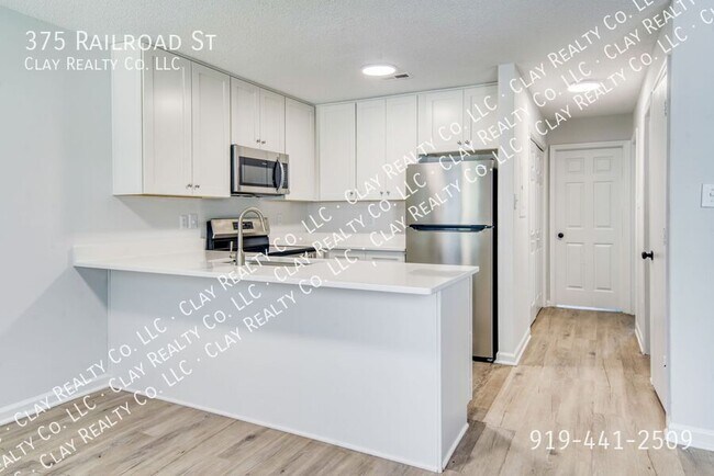 Building Photo - 375 Railroad St