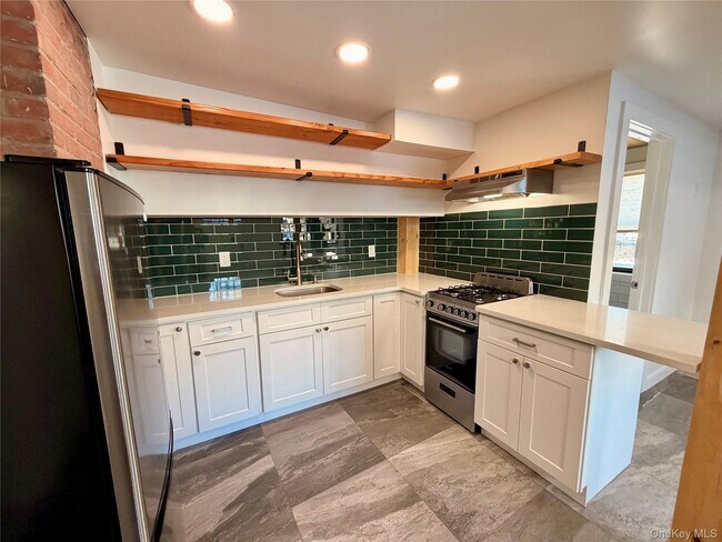 Building Photo - 116 E Main St