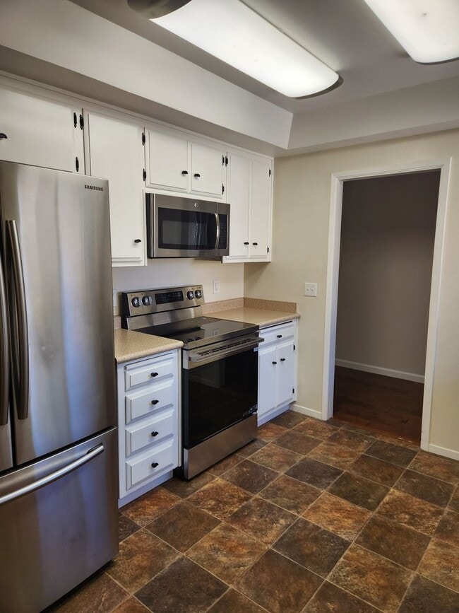 Building Photo - Very nice 2 Bd, 2 Bath Triplex w/yard in OAKMONT - Oakmont is a senior community.