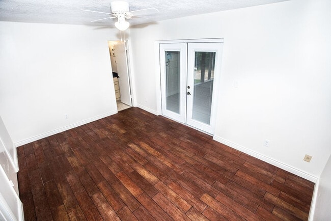 Building Photo - 3 Bedroom, 2 Bath Single Family Pool Home ...