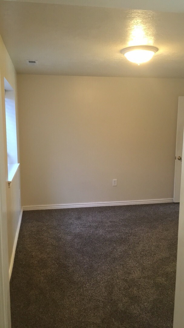 Building Photo - Spacious & Open Basement Apartment