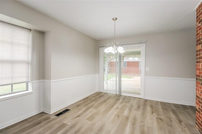 Building Photo - 2904 Huntleigh Dr