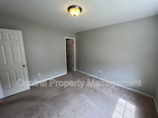 Building Photo - 107 Shalom Dr