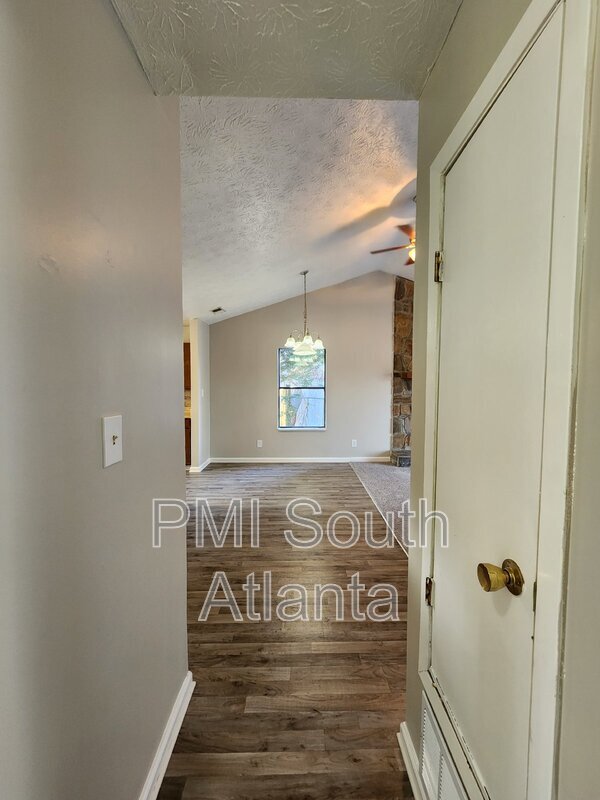 Building Photo - 9 Elm St