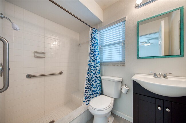 Building Photo - 61 Lake Shore Dr