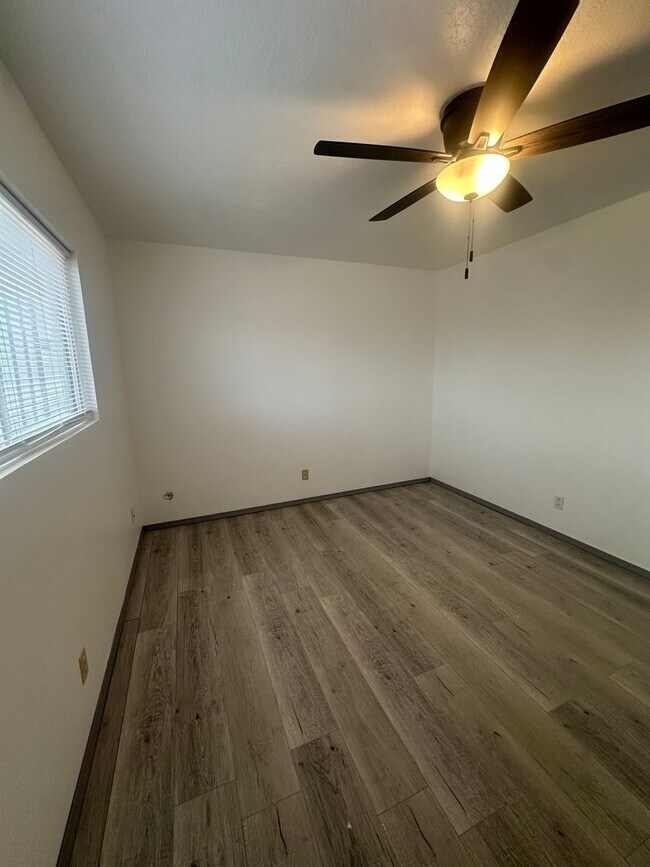 Building Photo - Welcome to this charming 3-bedroom, 2-bathroom home located in Albuquerque, NM