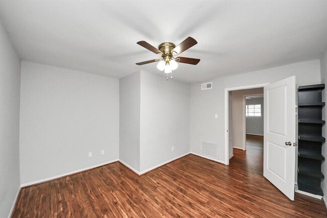 Building Photo - 515 Tallowood Rd