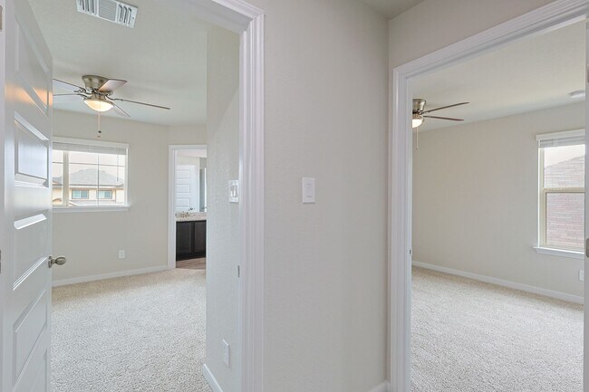 Building Photo - Modern Townhouse in New Braunfels