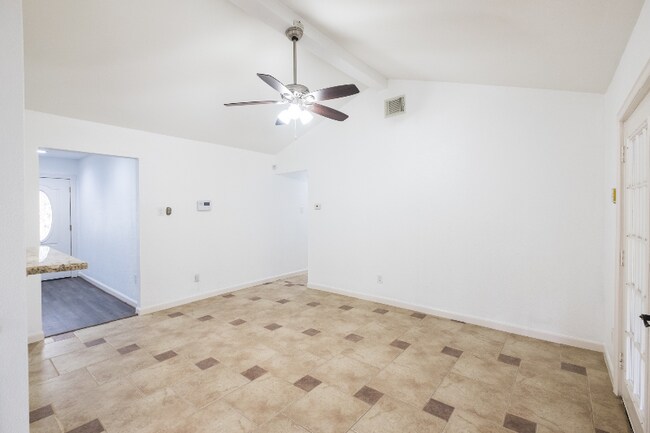Building Photo - 1419 W Donovan St