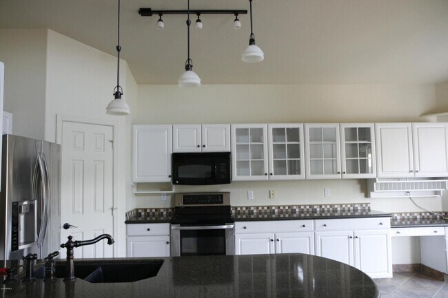 Building Photo - 1393 W Hopi Dr