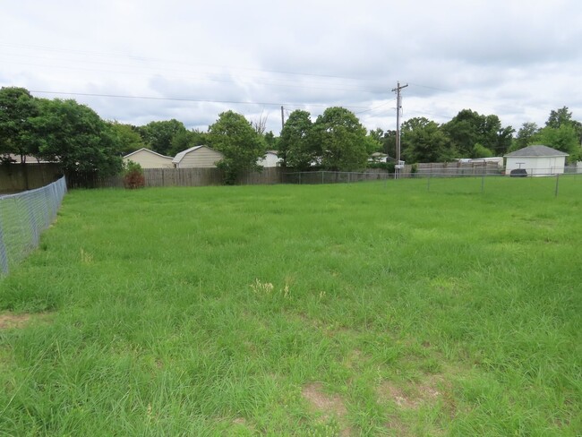 Building Photo - Beautiful 3 Bedroom, 2 Bath Duplex in Lind...