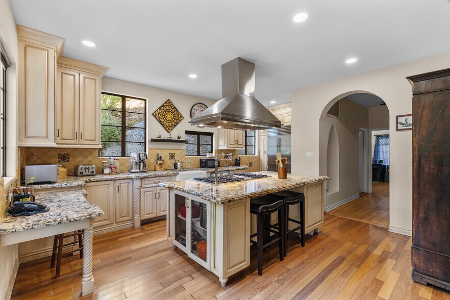 Building Photo - 2856 Glendower Ave