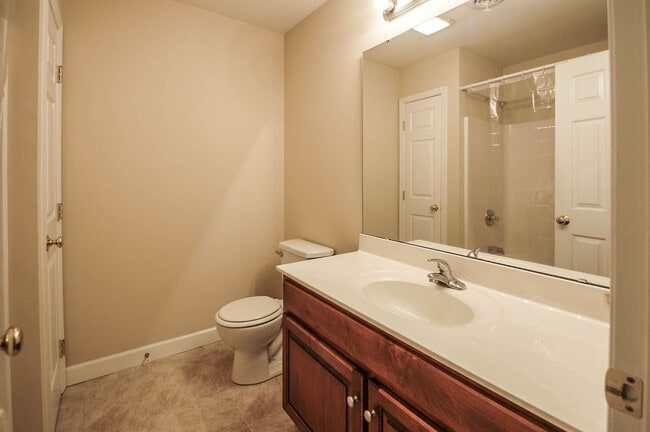 Building Photo - 3 BEDROOM 2.5 BATHROOM APARTMENT