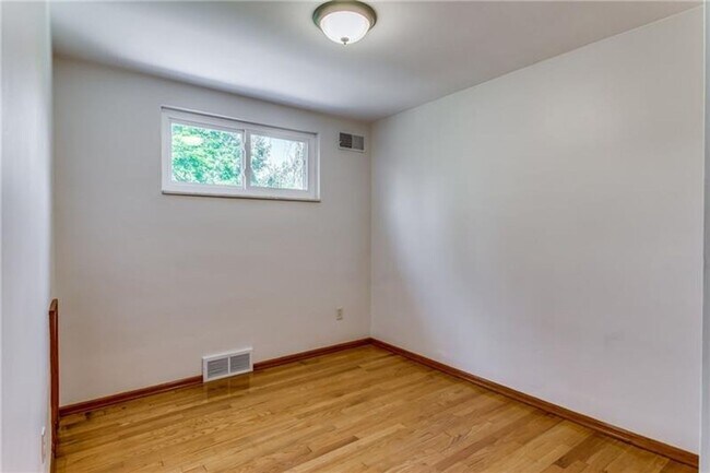 Building Photo - Beautiful 3 Bed / 1.5 Bath with Garage and Large Yard - Available May!!