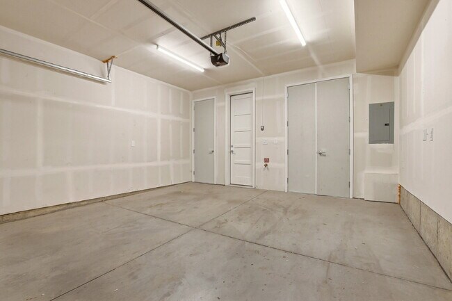 Building Photo - $2,745.95, 2-bed, 2.5 bath, located in Denver with a Rooftop Patio