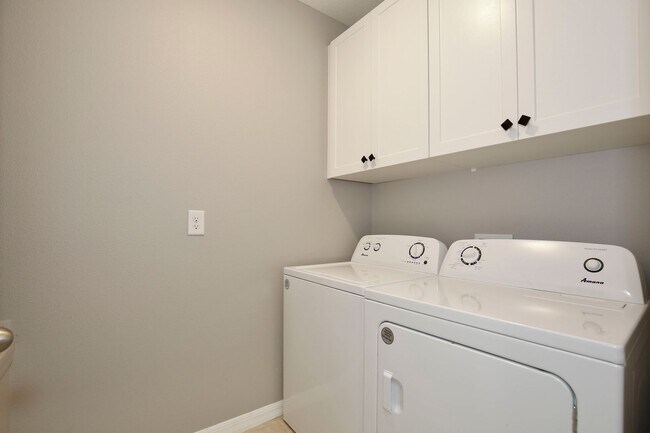 Building Photo - Move-In Ready 2BR/2BA Villa with Den + 2-Car Garage | Lake Nona Adjacent | Suncrest at St. Cloud