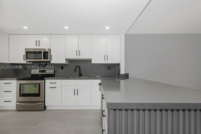 Building Photo - 6653 SW 140th Ave
